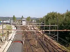 La bifurcation de Nogent-sur-Oise, à la sortie nord-est de la gare de Creil : à gauche, la ligne de Paris-Nord à Lille, à droite, l'origine de la ligne de Creil à Jeumont.