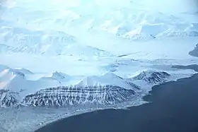 Vue aérienne vers l'est de la montagne d'Ingeborgfjellet (premier plan), du glacier et de la plaine de Berzeliusdalen.