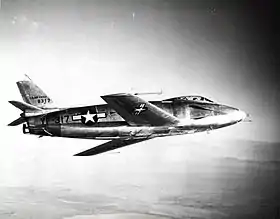 Le premier YF-93 en vol.