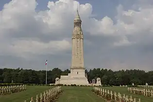 Tour-lanterne isolée de la nécropole de Notre-Dame-de-Lorette.