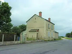 Photographie en couleurs d'une station ferroviaire désaffectée et transformée en habitation.