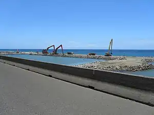 Remblais sur la mer au niveau du cap Bernard, dans le secteur de l'extrémité Est du futur viaduc du Littoral en novembre 2016.