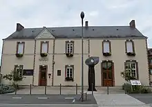 Façade de la mairie.