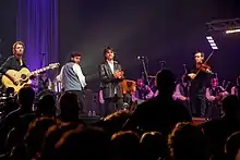 Denez, ses musiciens et les sonneurs du bagad