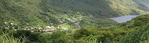 Le village de Taipivai à l’extrémité de la baie du même nom, l’une des trois baies composant la baie du Contrôleur.
