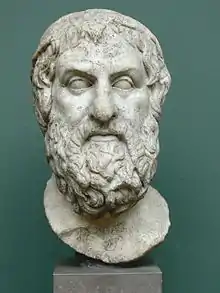 Sculpture en marbre blanc, représentant le buste d'un homme barbu.