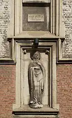 Relief avec la Vierge-Marie, au chevet de léglise,