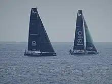 Deux bateaux sous voile, vus de profil, se suivant.