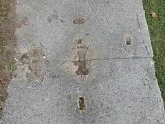 Détail du stylobate, marque d'une agrafe d'assemblage de deux blocs