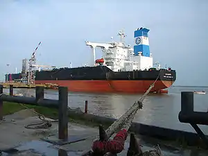 Pétrolier amarré à Donges