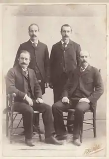 Quatre hommes posant.