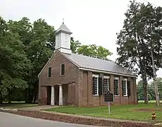 La vieille église de brique.