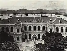 L'hôtel de ville de 1869, côté sud, avec la fontaine de Dent au milieu.