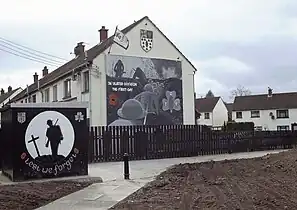 Reproduction d’une photo prise sur le champ de bataille de La Somme, le premier jour, le 1er juillet 1916. Old Dundonald Road, East Belfast, 2002.