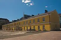 La caserne de Turku sur le côté Est de la place.
