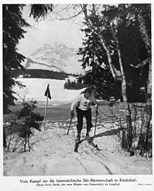 Une image en noir et blanc d'un skieur de fond pendant une course.