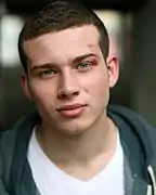 Oliver Stark interprète Evan Buckley