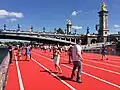 Vue sur le pont Alexandre-III depuis la piste d'athlétisme flottante installée en juin 2017.