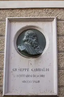 Carlo Lorenzetti, Monument à Garibaldi, médaillon en bronze ornant la façade du palais Toaldi Capra à Schio, premier monument dédié à Garibaldi.
