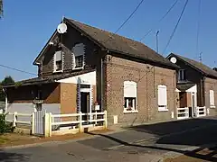 Des habitations groupées par deux.