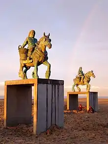 deux statues de pêcheurs à cheval sur la plage