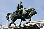  Statue du roi dont le cheval a la tête baissée et une jambe levée