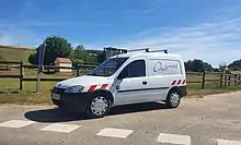 Une camionnette blanche, devant l'entrée du Chemin de la Marnière, au Petit Cherisy.