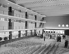 Le hall de la nouvelle gare d'Eindhoven avant l'ouverture officielle ; 10 août 1956.