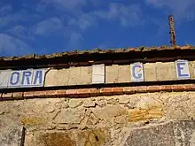Photographie en couleurs des vestiges de la façade de l'arrêt du tram de Limoges
