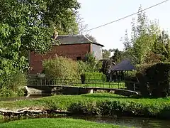 Orbec, ancien moulin à blé dit le « Petit Moulin » daté du XIXe siècle, acquis par la ville en 1882 pour y installer son service des eaux.