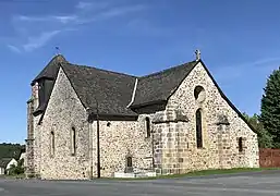 l'église Saint-Martial au centre du bourg.