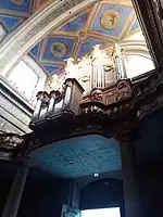Orgue située au-dessus de l'entrée.