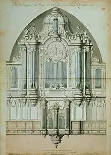Grand buffet d'orgue en bois, surmonté d'une croix et de quatre statues d'anges dont deux soufflant dans des trompettes.