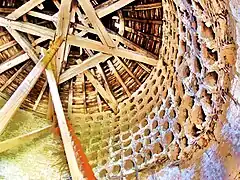 Intérieur du pigonnier avec les boulins en torchis.