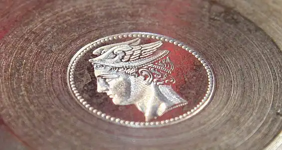 Détail du poinçon original de la grosse tête d’Hermès réalisé par Désiré-Albert Barre pour les premiers timbres de Grèce,, [collection particulière].