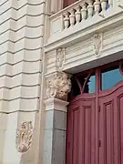 Tête de tigre sculpté dans l'angle de l'entrée.