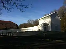 La maison forestière Wilfred-Owen (2011) de Simon Patterson, commanditée par le maire et la habitants du village d'Ors (France).