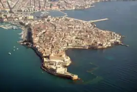 Les photos de l'île sur Commons