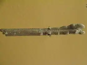 Végétal (?) sculpté en os.