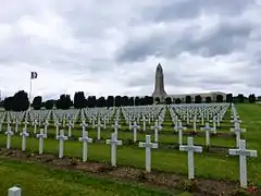 Une partie des 16&nbsp;142 tombes, surplombées par l'ossuaire.