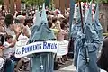 Défilé costumé : les Pénitents bleus.