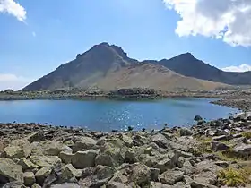 Vue du lac de cratère de l'Oughtasar.