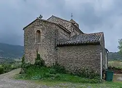 Photo de l'église Notre-Dame du Buc, petite église avec des murs en pierre et un toit en tuiles.