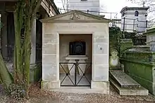 Sa future tombe et celle de son épouse.