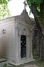 Son cœur repose au cimetière du Père-Lachaise.
