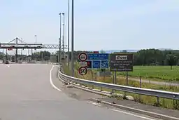 Gare de péage de Crottet, A406 : « pour votre sécurité gare de péage sous vidéo-surveillance ».