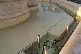 Les pompes de la fontaine de la place Plumancy.