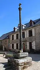 La croix sur le parvis de l'église.