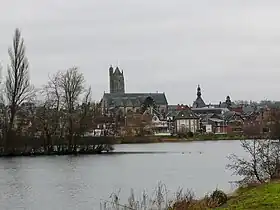 Péronne vue depuis le débouché de la Cologne dans la Somme.