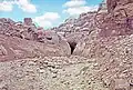 Barrage ancien en amont du Siq avec entrée du tunnel, vers 1900.